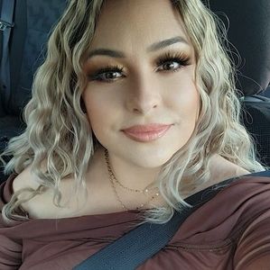 Meet your Posher, Yolis